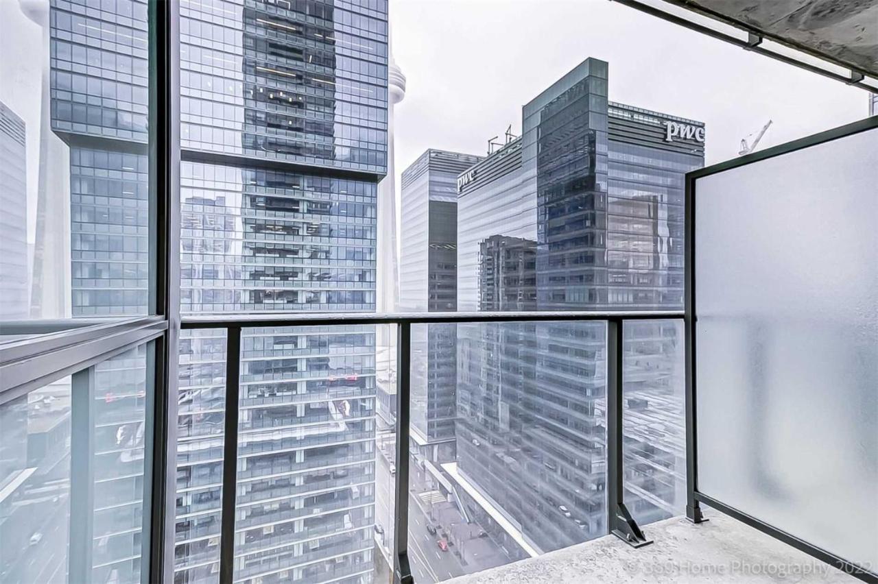 Prime Location - Stunning 2-Bdrm Condo Toronto Exterior photo